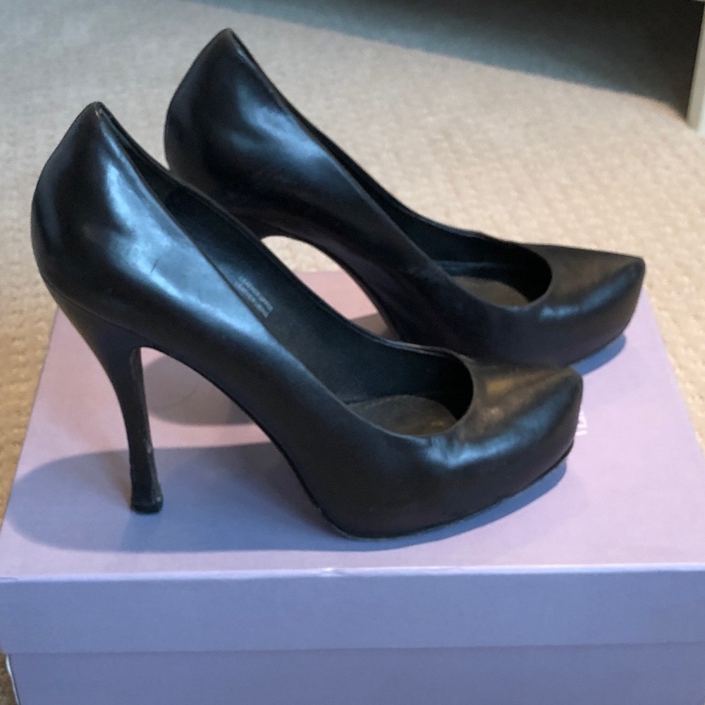 Vera wang black pumps 7.5